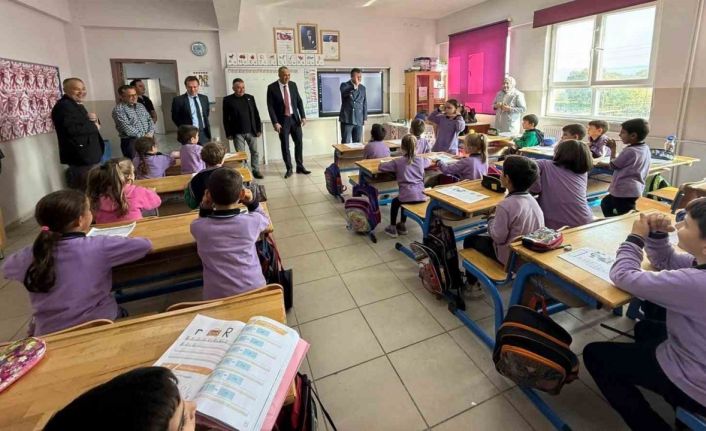 İhtiyaç sahibi öğrencilere kışlık bot dağıtımı