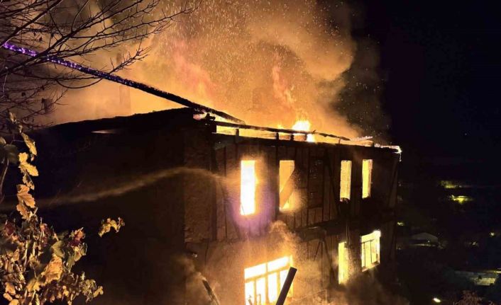 İki katlı ahşap ev alevlere teslim oldu