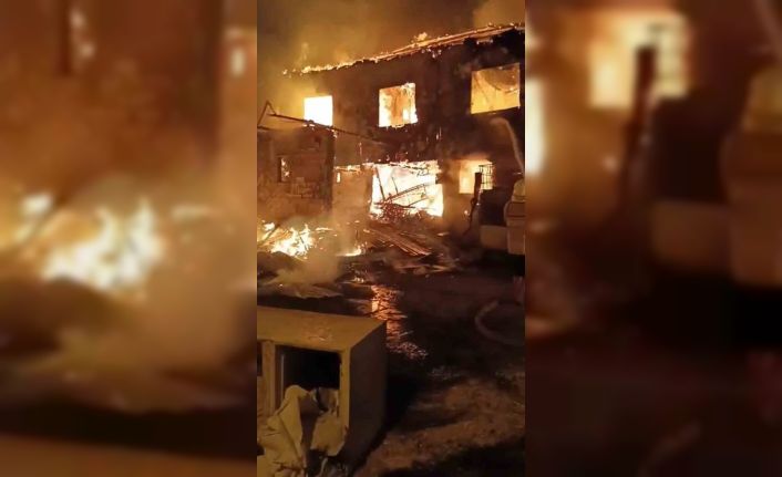 İki katlı müstakil ev küle döndü, görme engelli bir kişi hayatını kaybetti