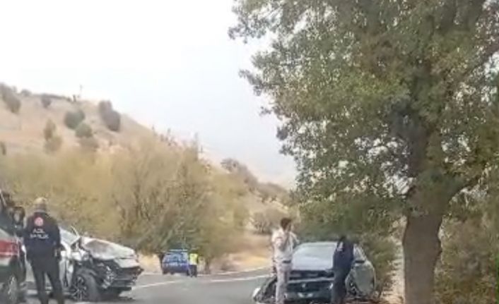 İki otomobil çarpıştı: 10 yaralı