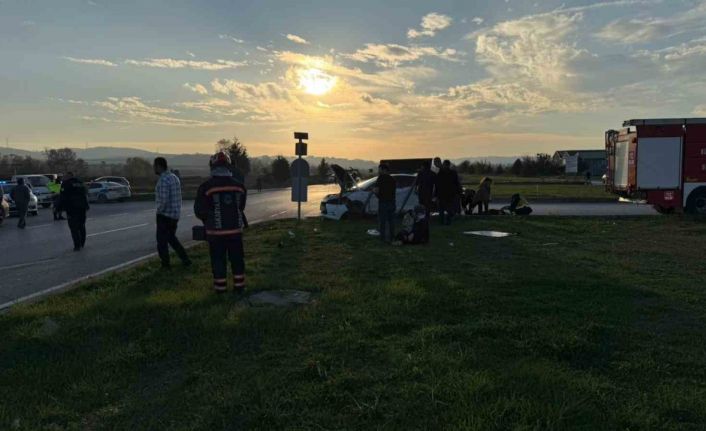 İki otomobil çarpıştı, ortalık savaş alanına döndü: 6 yaralı