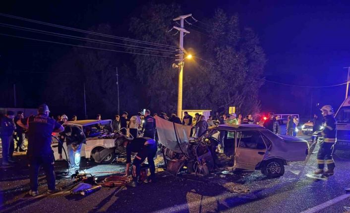 İki Tofaş araç kafa kafaya çarpıştı: 2’si ağır 3 yaralı