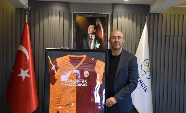 İncir hediyesine imzalı forma