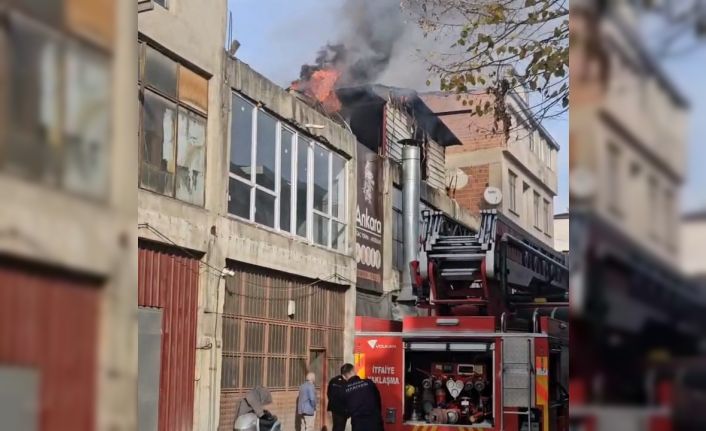 İnegöl’de mobilya imalathanesinde yangın