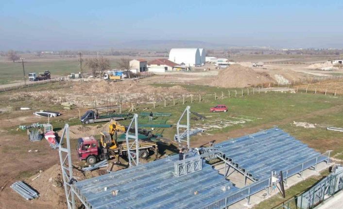 İnönü Spor Kompleksine çelik tribün yerleştiriliyor