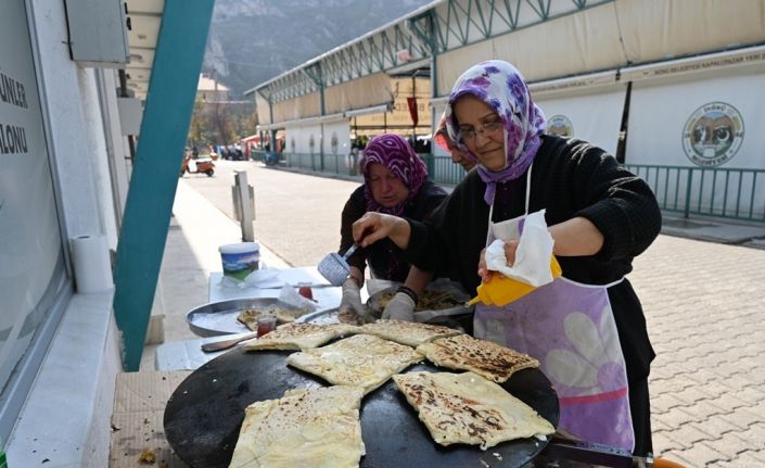 İnönülü kadınlardan gözleme ikramı