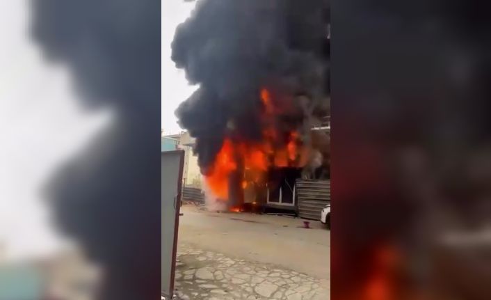 İnşaat alanındaki işçi konteyneri alev alev yandı