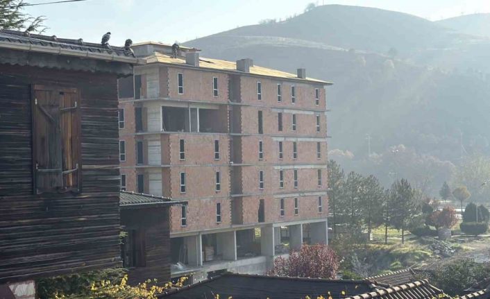 İnşaat çatısında tehlikeli çalışma kameraya yansıdı