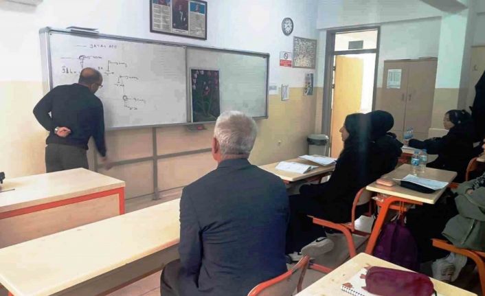 İnşaat ustasından engelli öğretmene tablo sürprizi