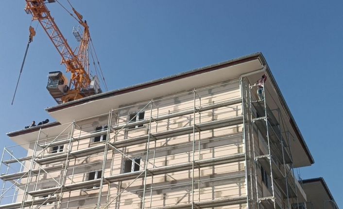 İntihar girişiminde bulunan arkadaşlarına aldırış etmeden çalışmaya devam ettiler