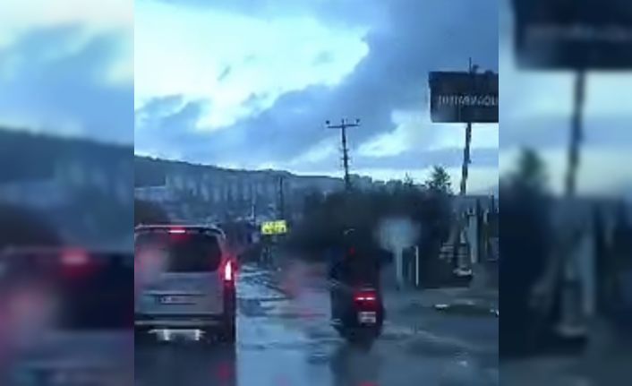 İş yerine girmek isteyen otomobile motosiklet çarptı: 2 yaralı