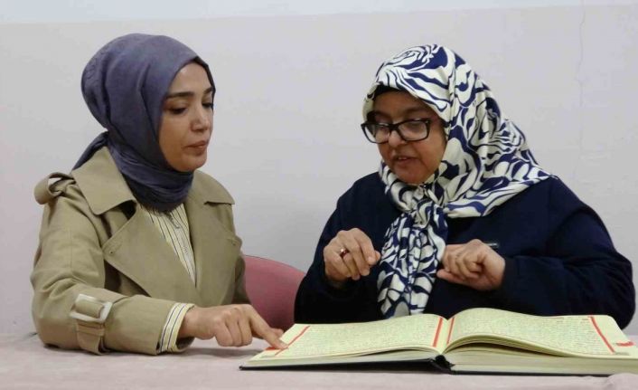 İşitme engelli kadın Kur’an-ı Kerim’i bir ayda öğrendi
