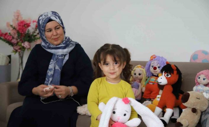 İşlediği oyuncaklarla 6 çocuğuna bakıyor
