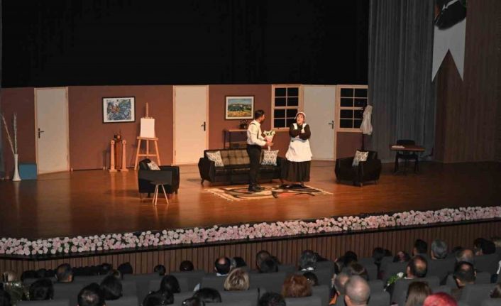 Isparta Belediyesi Şehir Tiyatroları "Eyvah Yine Karıştı" adlı komedi oyunu ile perdelerini açtı