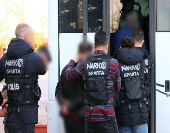 Isparta’da uyuşturucu suçlarından aranan 3 kişi yakalandı