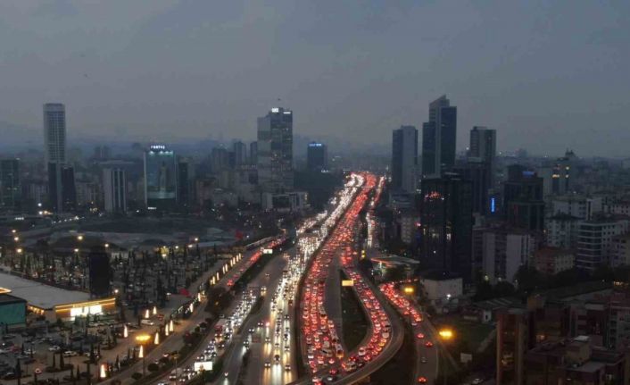 İstanbul Anadolu yakasında oluşan trafik yoğunluğu havadan görüntülendi