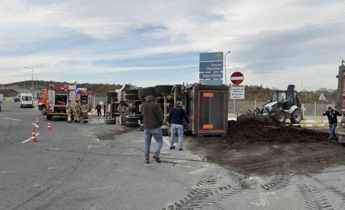İstanbul Havalimanı’nda gübre yüklü kamyon devrildi