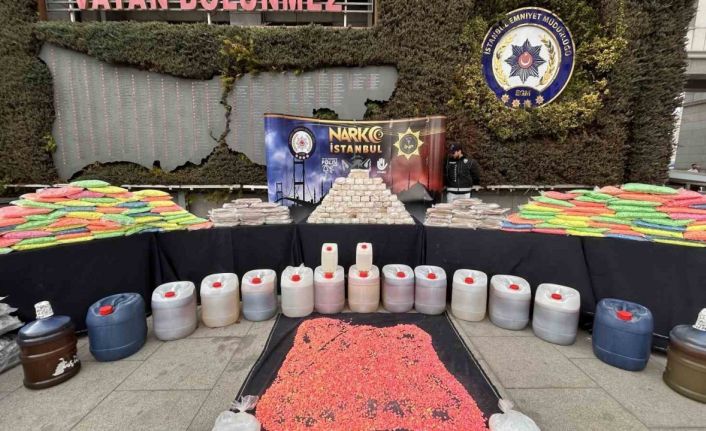 İstanbul ve Kocaeli’de ele geçirilen uyuşturucular emniyette sergilendi