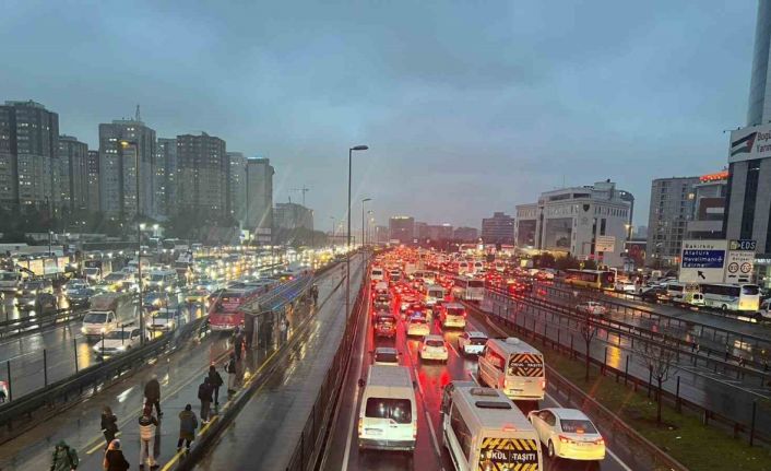 İstanbul’da yağışla birlikte trafik yoğunluğu yüzde 90’a ulaştı