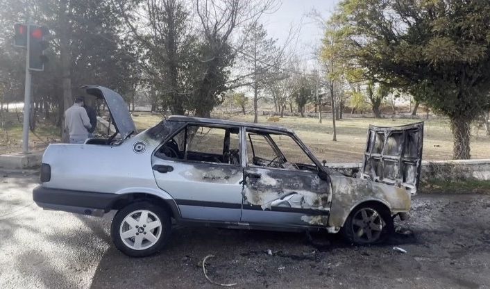 İşten çıkıp eve giderken otomobili yandı