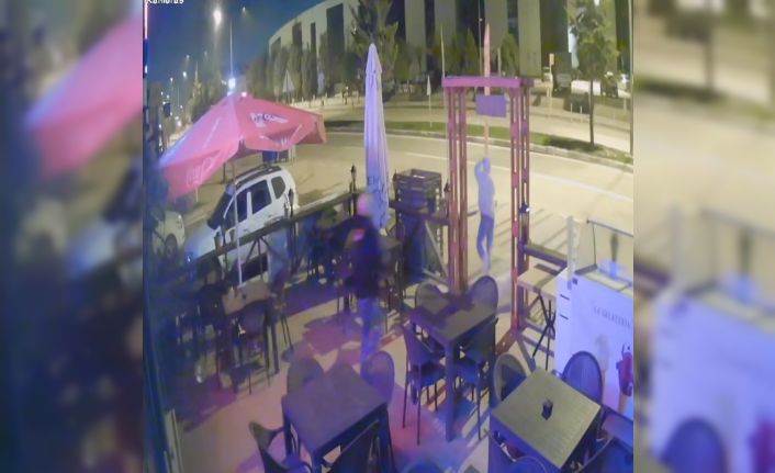 İşyerine defalarca giren hırsızı sopayla kovaladı: o anlar kamerada