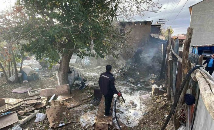 İtfaiye, evin çatısına sıçrayan yangını büyümeden söndürdü