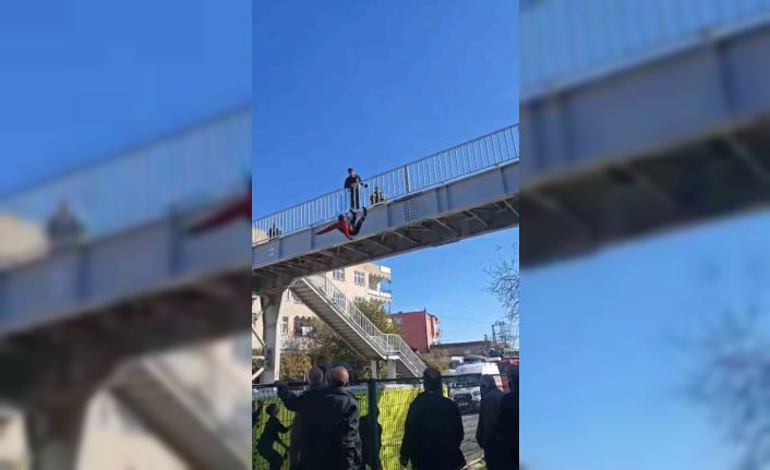 İtfaiyenin kurduğu havalı atlama minderi, hayatta tuttu