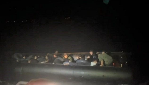 İzmir açıklarında 20 düzensiz göçmen yakalandı