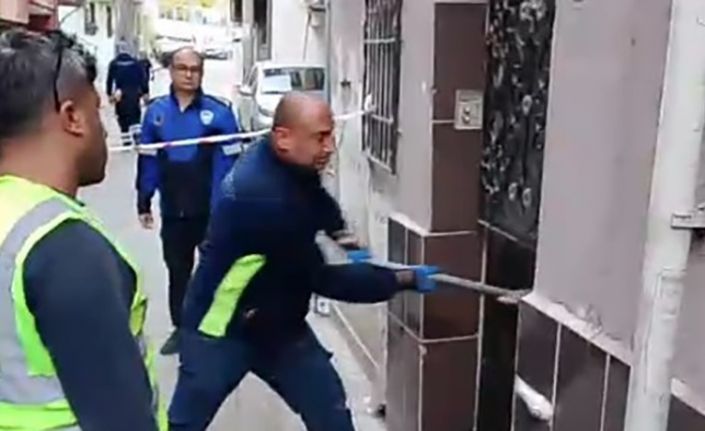 İzmir Büyükşehir ekipleri vatandaşın evine balyozla girdi