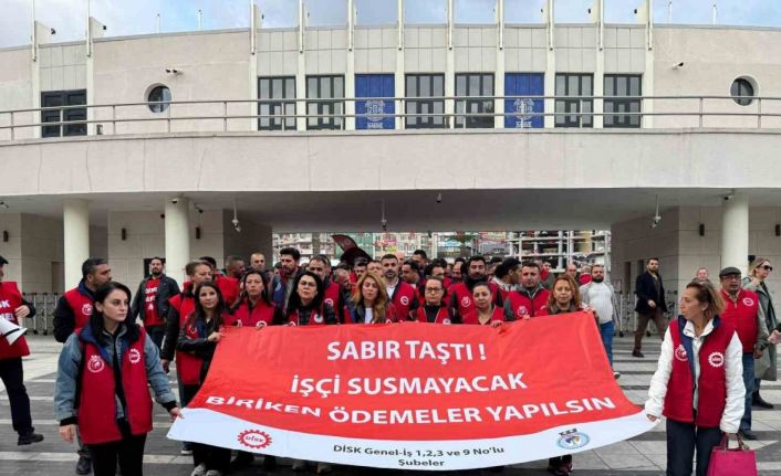 İzmir Büyükşehir önünde işçilerden oturma eylemi