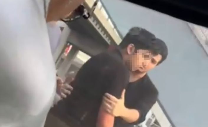 İzmir Metrosu’nda küfürlü saldırgan paniği