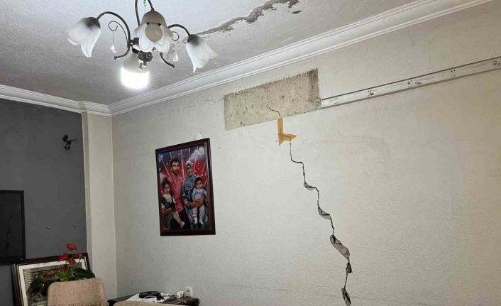 İzmir’de bir mahalle tünel kazısı yüzünden diken üstünde