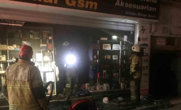 İzmir’de cep telefonu aksesuar mağazasında yangın