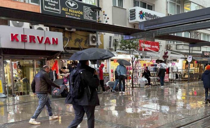 İzmir’de sağanak etkili oluyor
