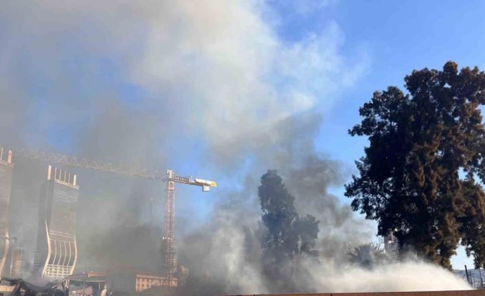 İzmir’de şantiyede yangın, gökyüzünü siyah dumanlar kapladı