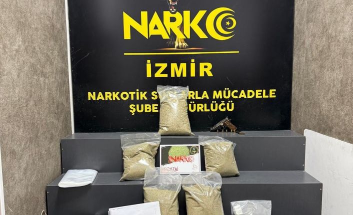 İzmir’de torbacılara operasyonda yüklü miktarda uyuşturucu ele geçirildi