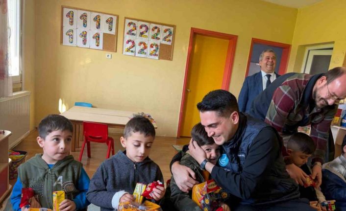 İzmir’de Ülkü Ocakları’ndan eğitime destek