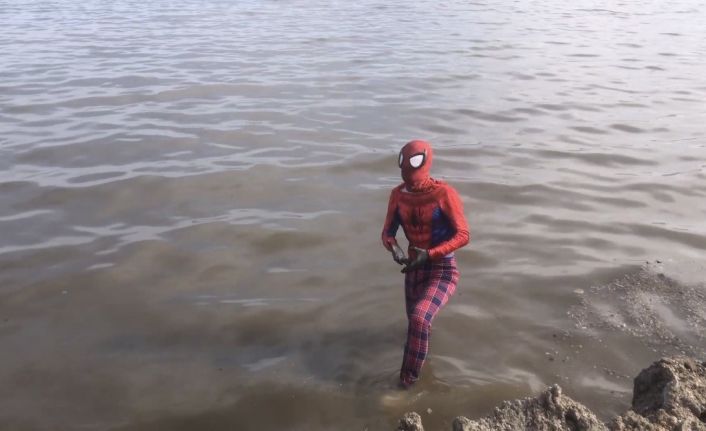 İzmirli Spiderman’den Van Gölü’ne dikkat çeken dalış