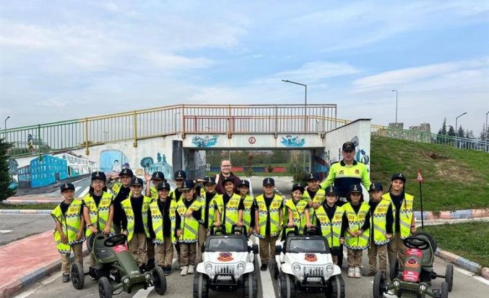Jandarma ekipleri öğrencilere trafik kurallarını uygulamalı anlatıyor