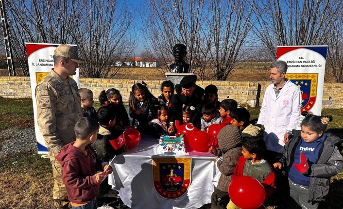 Jandarma ekiplerinden öğrencilere Çocuk Hakları Günü sürprizi