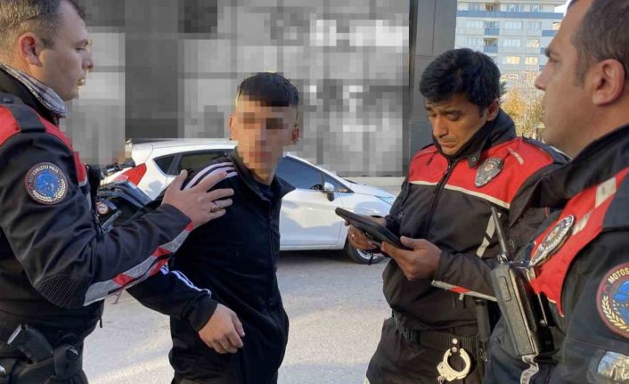 Jandarmadan kaçtı, kahve içerken polise yakalandı