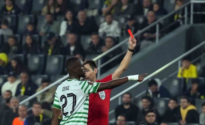 Jhon Duran, kırmızı kart gördü