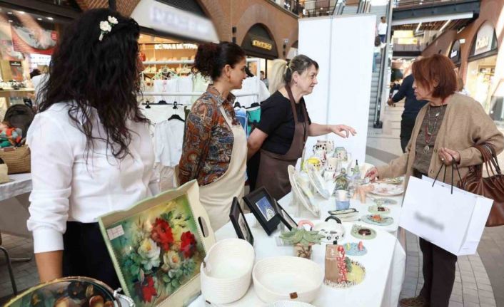 Kadın kursiyerler el emeği ürünlerini öğretmenler için sergiledi