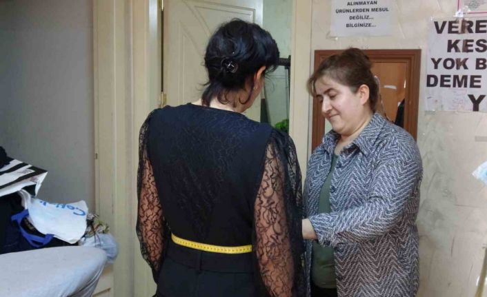 Kadın terzi kızlarının okuması için makine başına geçti