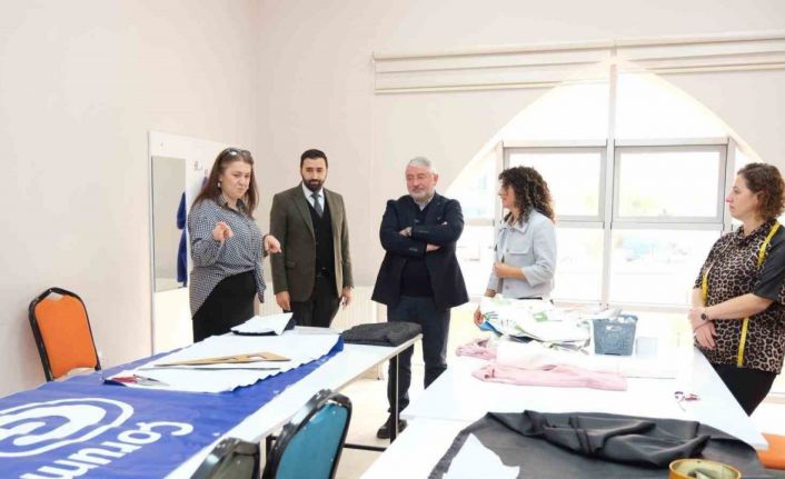 Kadınlar afişleri şık çantalara dönüştürüyor