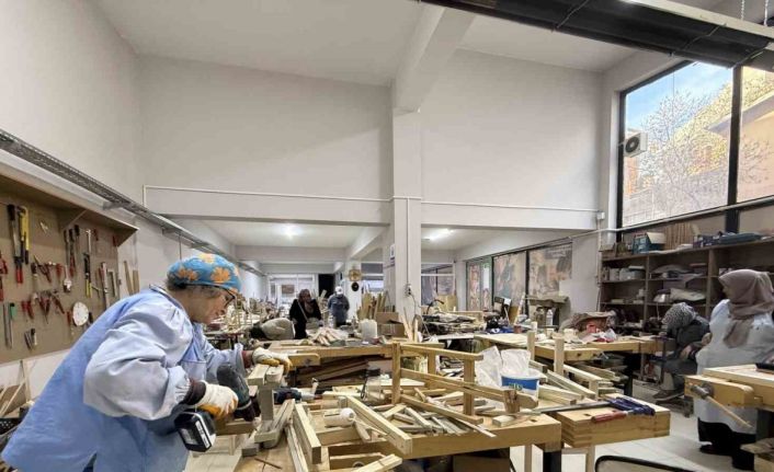 Kadınlar ahşap atölyesinde hem öğreniyor hem üretiyor