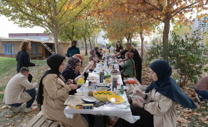 Kadınlar atölyede atıkları dönüştürüyor