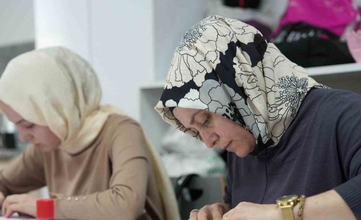 Kadınlar hem öğreniyor hem aile bütçelerine katkı sağlıyor