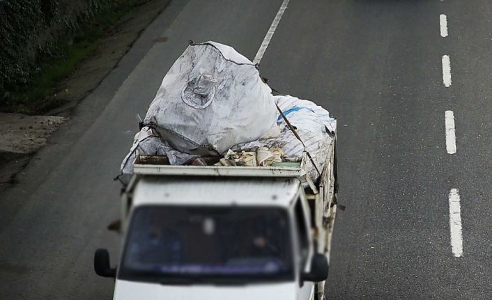 Kağıt taşıyan araçtan Kur’an-ı Kerim sayfaları savruldu: 2 kişi hakkında işlem başlatıldı