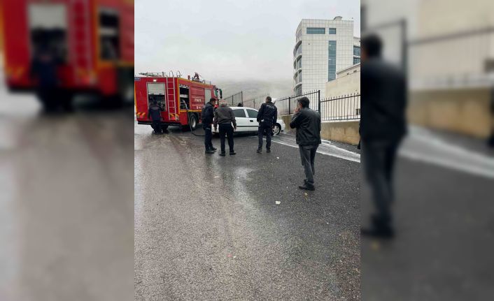 Kahramanmaraş’ta park halindeki otomobil alev aldı